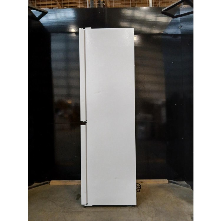 GRADE A2 - Hisense 256 Litre 50/50 Freestanding Fridge Freezer - White