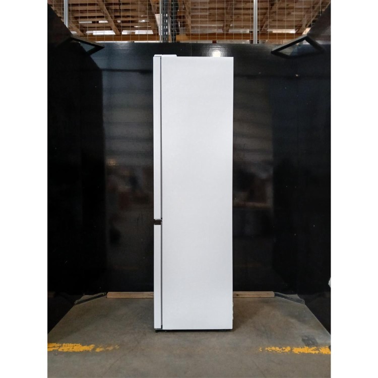 GRADE A2 - Hisense 336 Litre 60/40 Freestanding Fridge Freezer - White