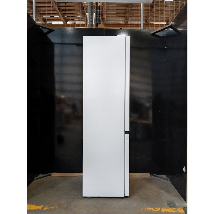 GRADE A2 - Hisense 336 Litre 60/40 Freestanding Fridge Freezer - White