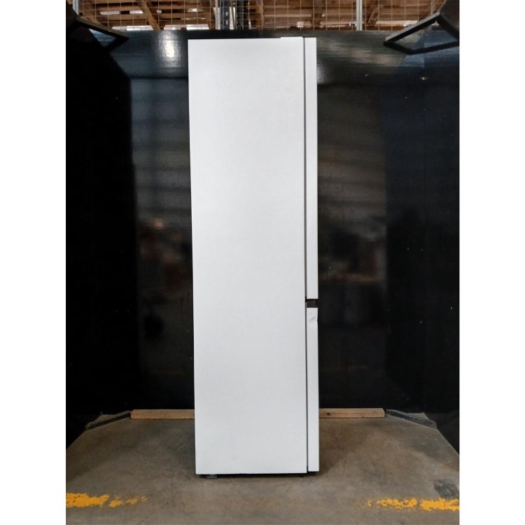 GRADE A2 - Hisense 336 Litre 60/40 Freestanding Fridge Freezer - White