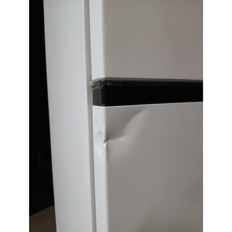 GRADE A2 - Hisense 336 Litre 60/40 Freestanding Fridge Freezer - White