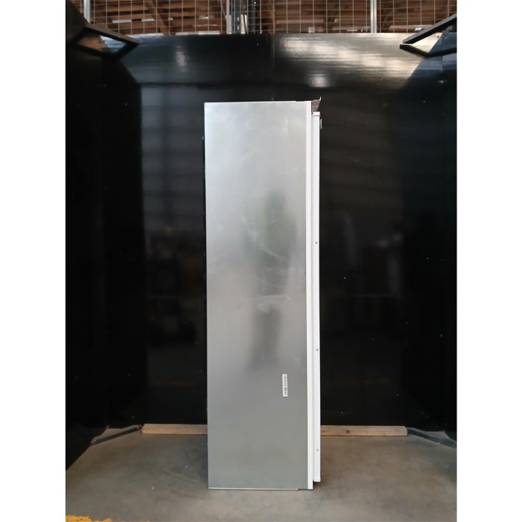 GRADE A2 - AEG 7000 Series 204 Litre 177cm Integrated Upright Freezer with Fixed Door Hinge