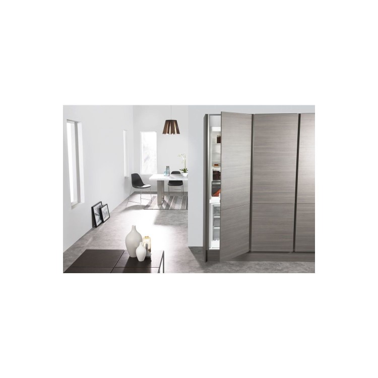Whirlpool ART195/63APLUS/NF 70-30 Integrated Fridge Freezer
