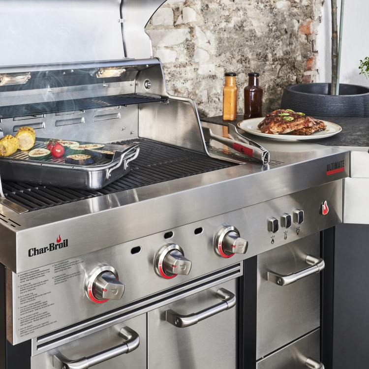Char-Broil Ultimate 3200 Full Outdoor Kitchen - 3 Burner Gas BBQ with Entertainment Unit & Corner Module
