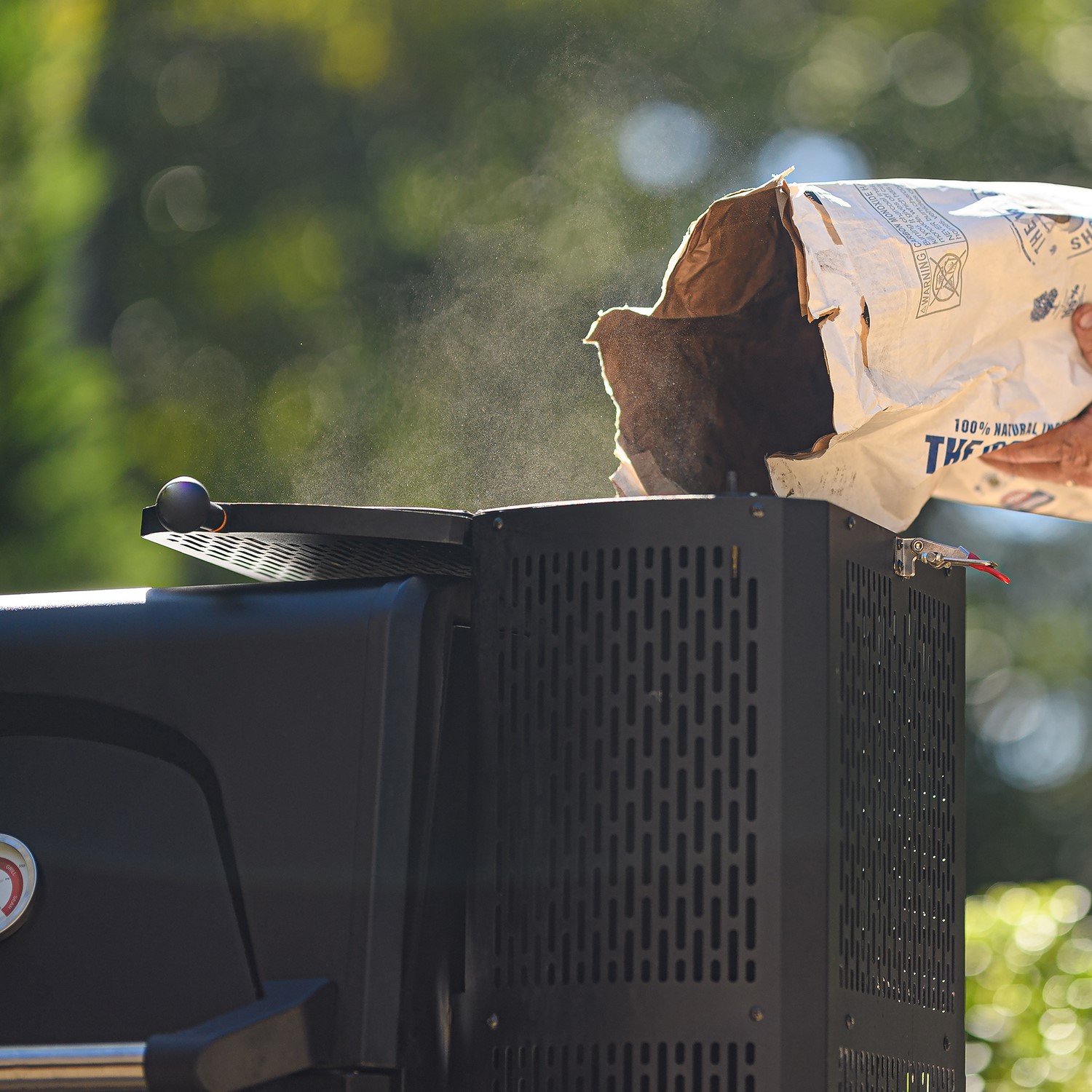 Masterbuilt Gravity Series 560 with STARTER PACK Appliances Direct