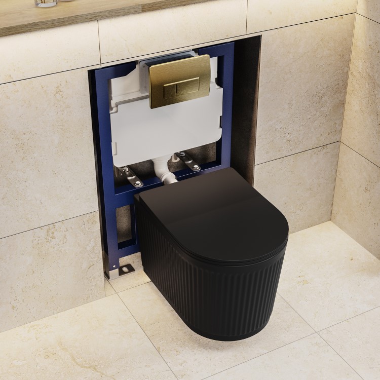Matt Black Fluted Wall Hung Rimless Toilet with Soft Close Seat, Brushed Brass Pneumatic Flush Plate, 820mm Frame & Cistern – Oregon