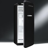 GRADE A2 - Smeg CVB20RNE1 60cm Wide Retro Style Right Hinge Freestanding Upright Freezer - Black
