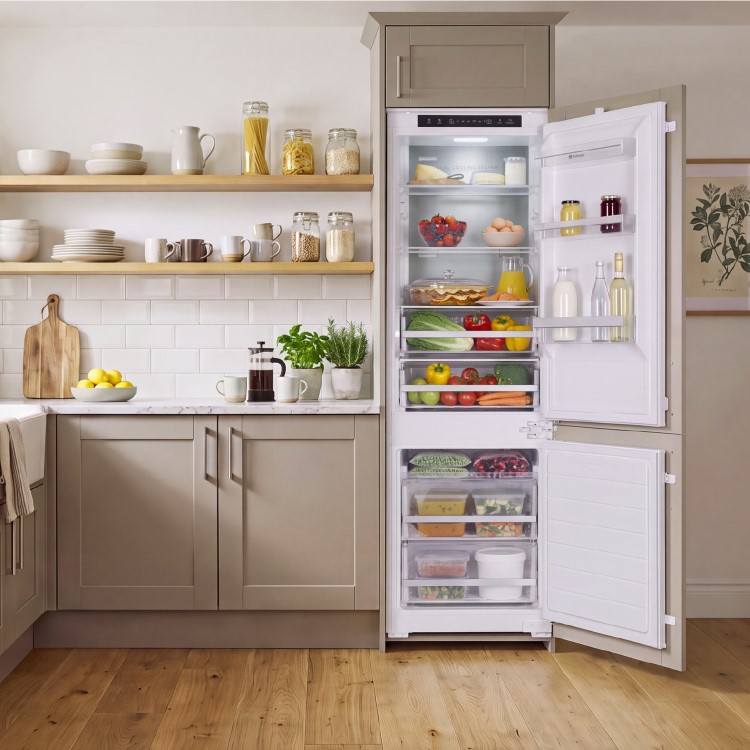 DeSantii 253 Litre 70/30 Integrated Fridge Freezer