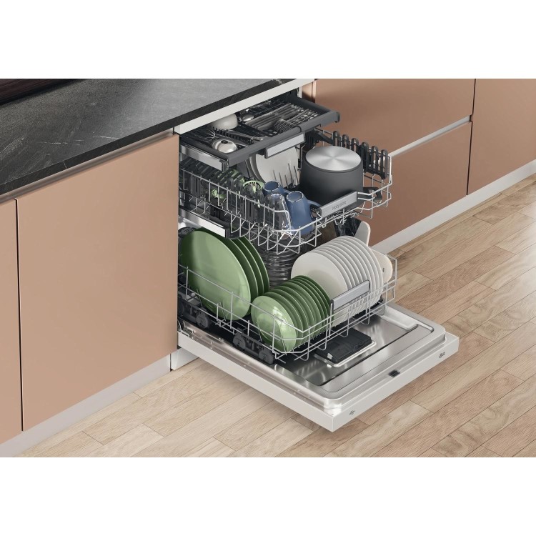 Refurbished Hotpoint H7FHS41UK 15 Place Freestanding Dishwasher White