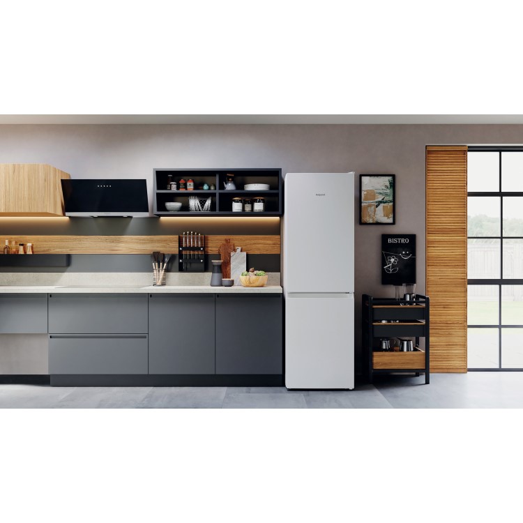 Refurbished Hotpoint H7X83AW Freestanding 335 Litre 60/40 Frost Free Fridge Freezer White