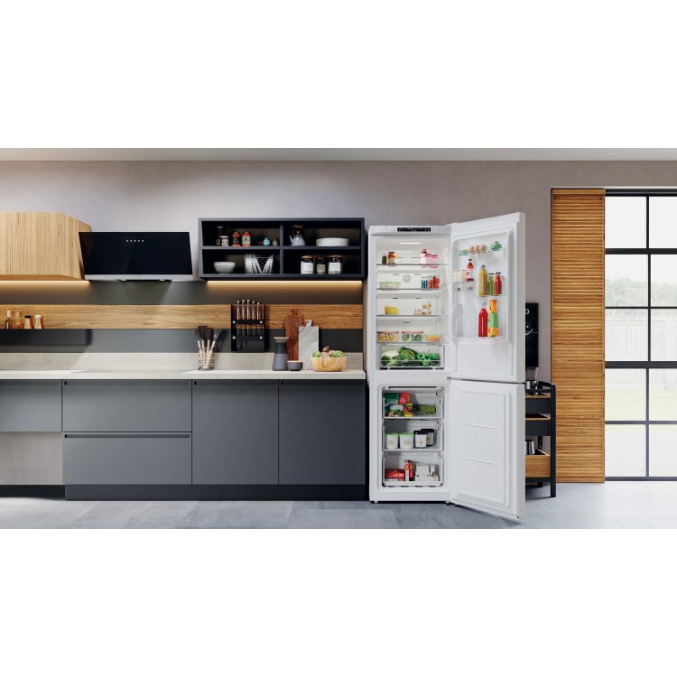 Refurbished Hotpoint H7X83AW Freestanding 335 Litre 60/40 Frost Free Fridge Freezer White