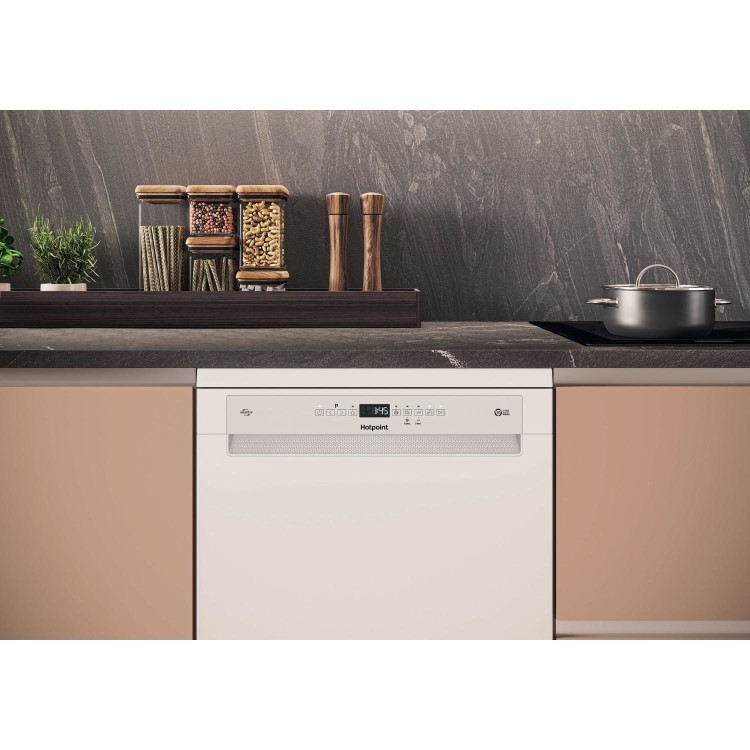 Refurbished Hotpoint H7FHP33UK 15 Place Freestanding Dishwasher White