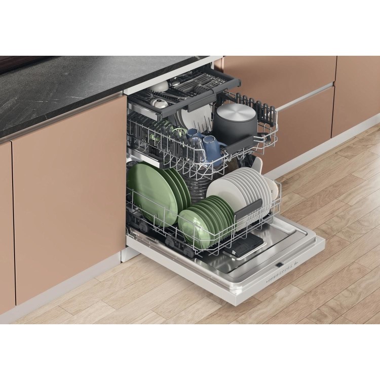 Refurbished Hotpoint H7FHP33UK 15 Place Freestanding Dishwasher White
