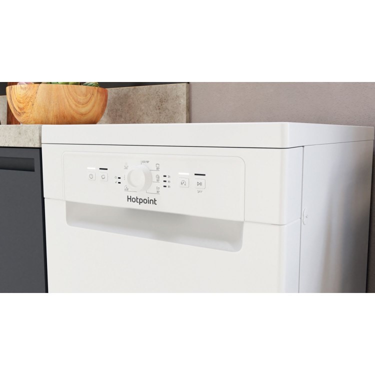 Refurbished Hotpoint HF9E1B19UK 9 Place Freestanding Slimline Dishwasher White