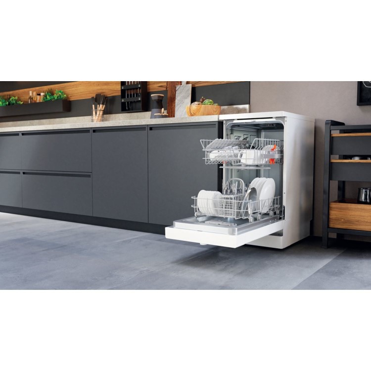 Refurbished Hotpoint HF9E1B19UK 9 Place Freestanding Slimline Dishwasher White