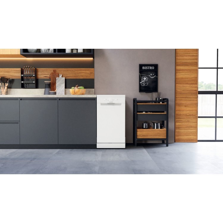 Refurbished Hotpoint HF9E1B19UK 9 Place Freestanding Slimline Dishwasher White