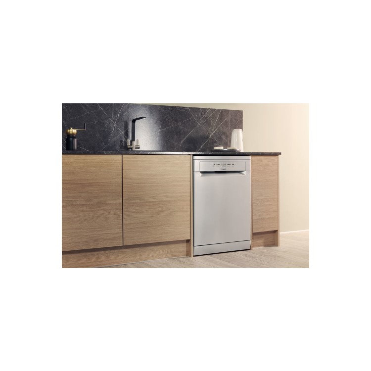 Refurbished Hotpoint Aquarius HFC2B19XUKN 13 Place Freestanding Dishwasher Silver