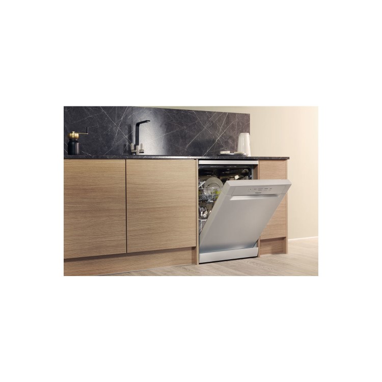 Refurbished Hotpoint Aquarius HFC2B19XUKN 13 Place Freestanding Dishwasher Silver