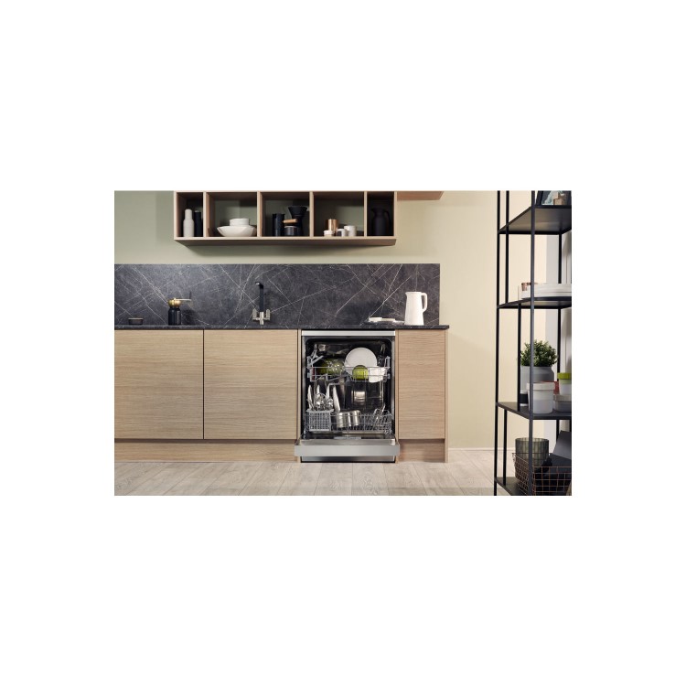Refurbished Hotpoint Aquarius HFC2B19XUKN 13 Place Freestanding Dishwasher Silver