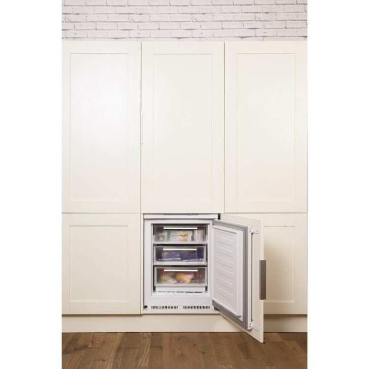 Hotpoint HM31AAAI integrated Fridge Freezer