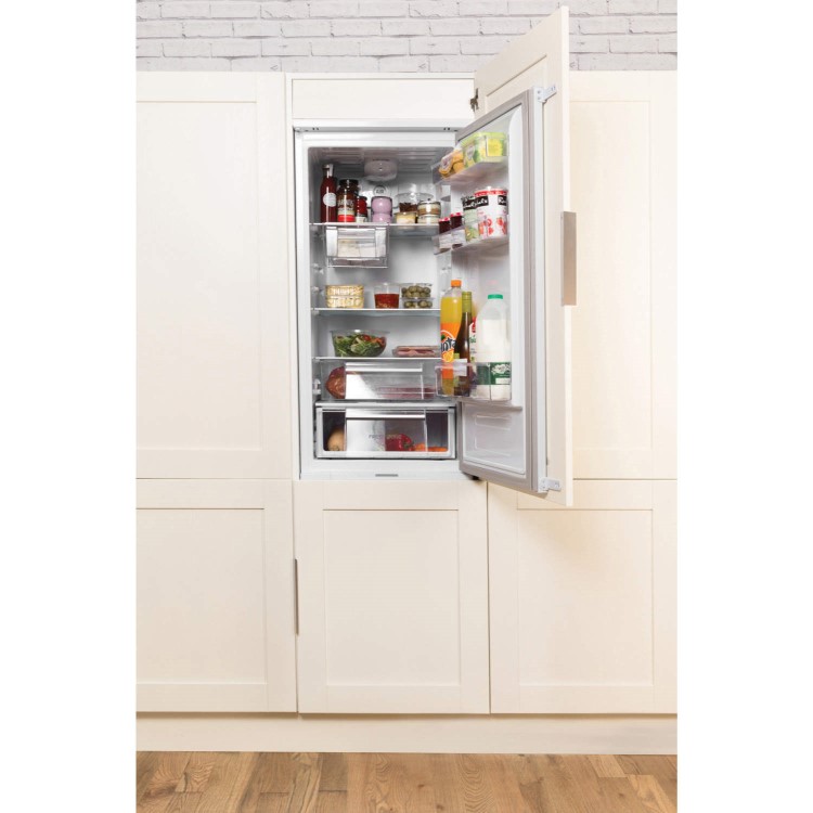 Hotpoint HM31AAEC integrated Fridge Freezer