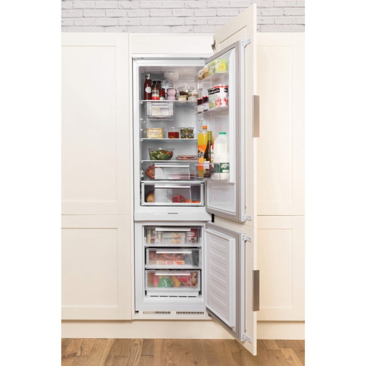 Hotpoint HM31AAEC integrated Fridge Freezer
