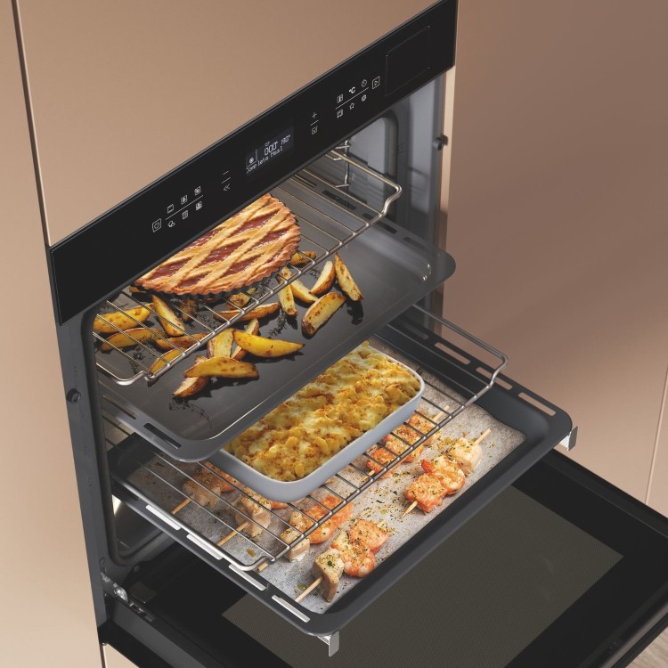 Hotpoint Class 6 Electric Fan Assisted Single Oven with Air Fry and ActiveSteam Cooking - Black