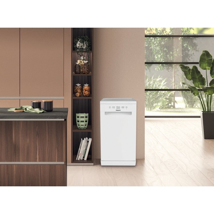 Hotpoint Slimline Freestanding Dishwasher - White with Rapid Wash