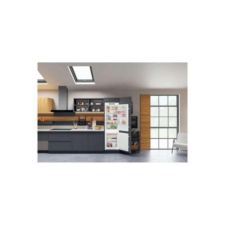 Refurbished Hotpoint HTC18T322 Integrated 250 Litre 70/30 Fridge Freezer