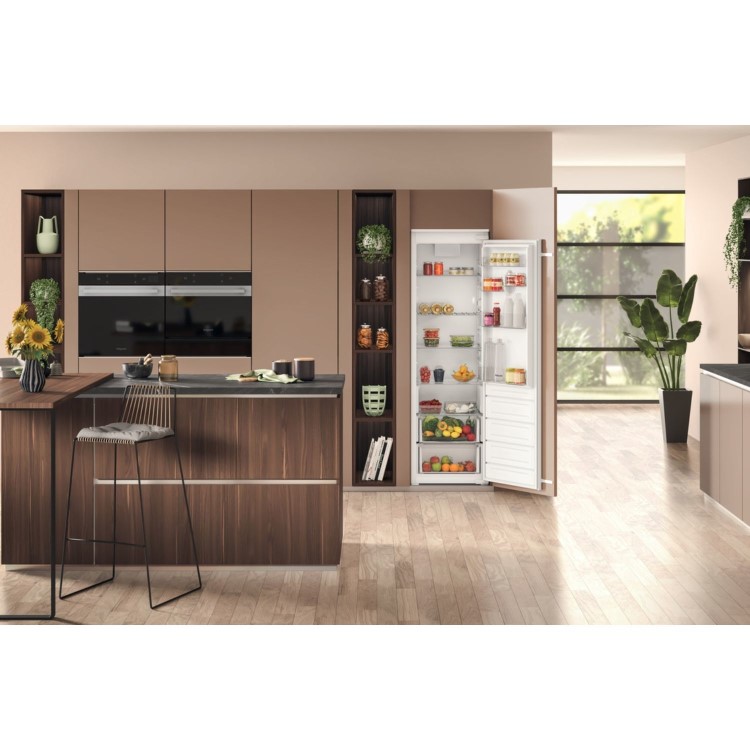 GRADE A1 - Hotpoint 318 Litre Integrated In-Column Fridge