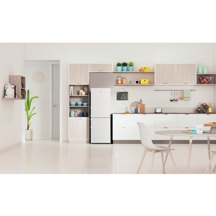 Refurbished Indesit IB55532WUK Freestanding 232 Litre 50/50 Low Frost Fridge Freezer White