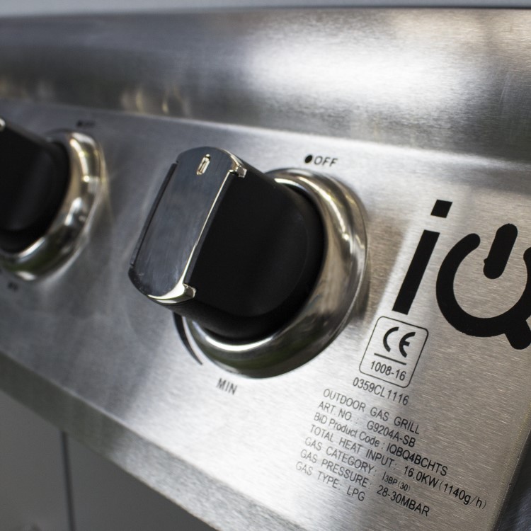 GRADE A1 - iQ 4 Burner Gas BBQ with Side Burner. Free Accessory Pack Includes BBQ Cover and Utensil Set