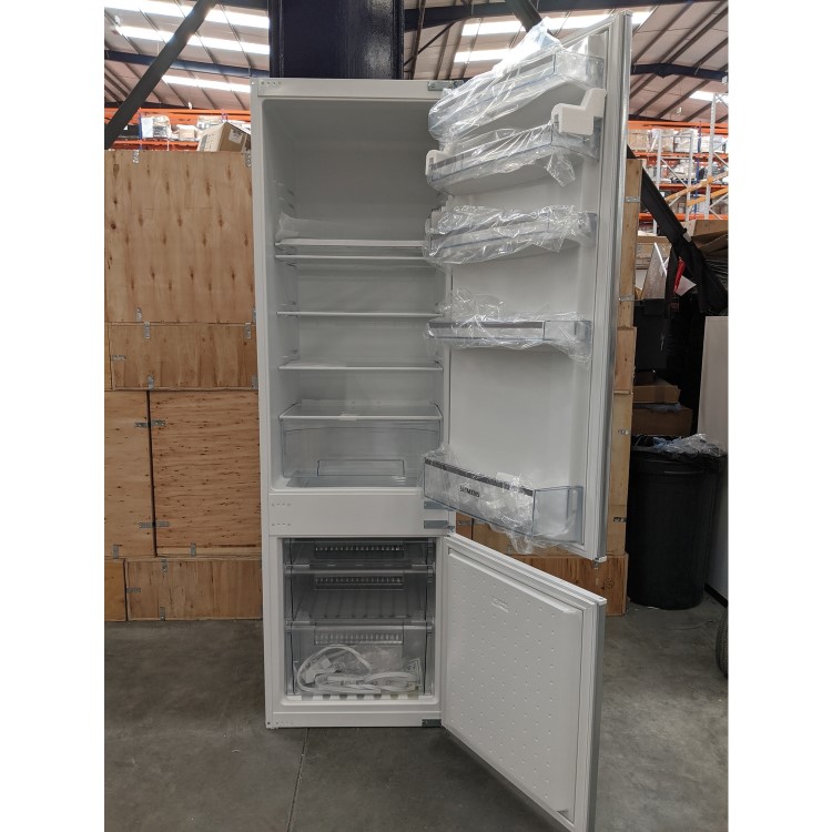 Refurbished Siemens iQ100 KI38VX22GB Integrated 294 Litre 70/30 Fridge Freezer