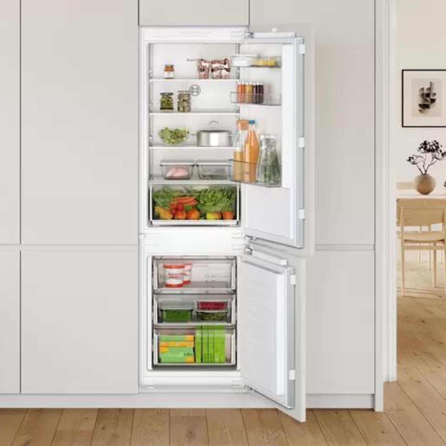 Bosch Series 2 260 Litre 60 40 Integrated Fridge Freezer KIN86NFE0G Bosch Series 2 260 Litre 60 40 Integrated Fridge Freezer KIN86NFE0G