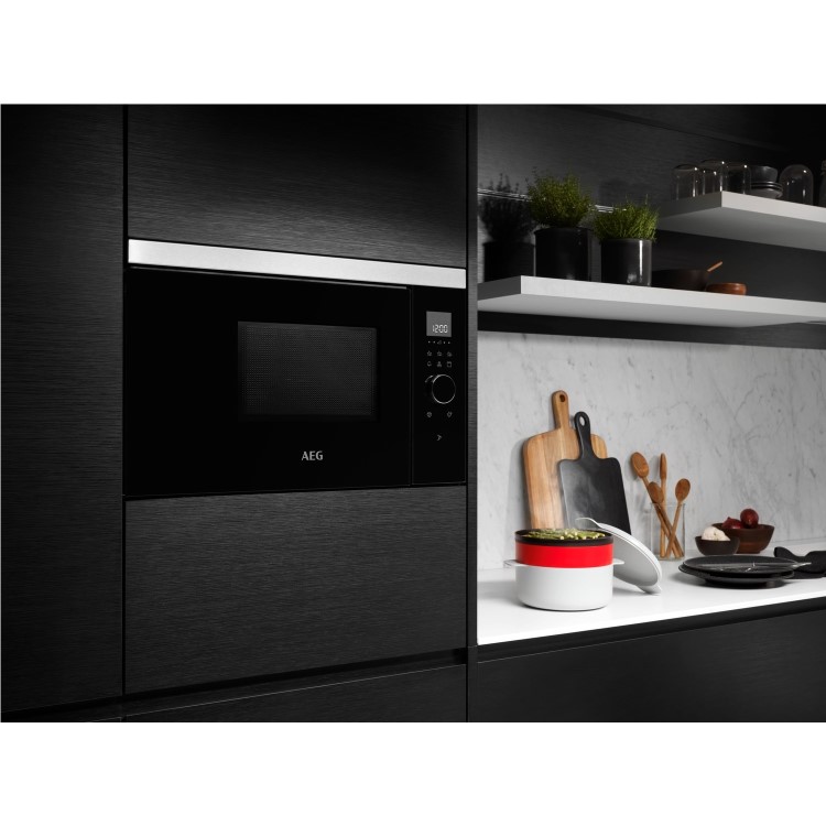 AEG 8000 Series Built-In 900W Microwave - Black