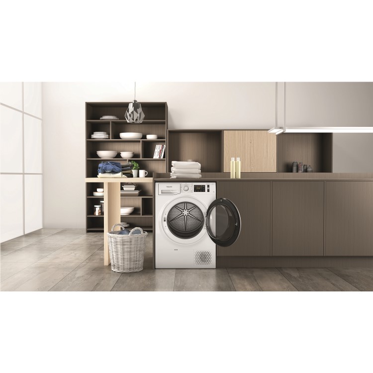 Refurbished Hotpoint NTM1192SK Freestanding Heat Pump 9KG Tumble Dyer White
