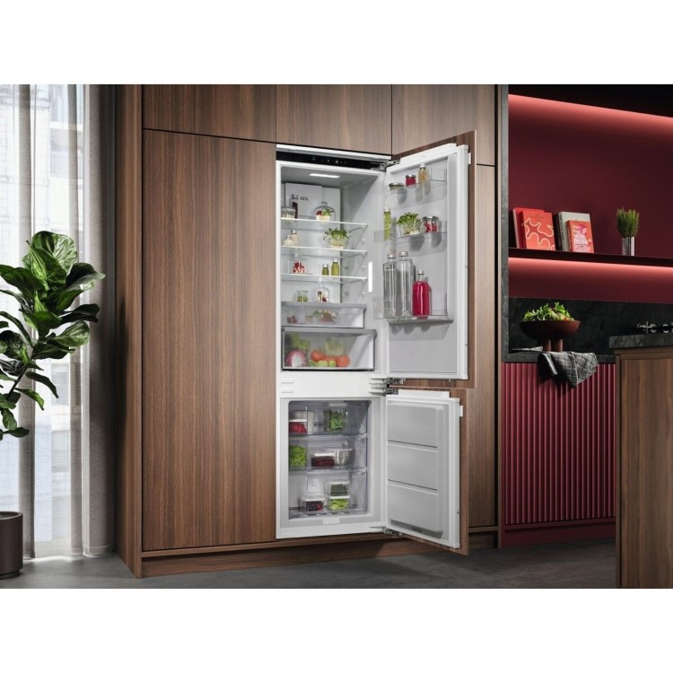 AEG Series 7000 244 Litre 70/30 Integrated Fridge Freezer