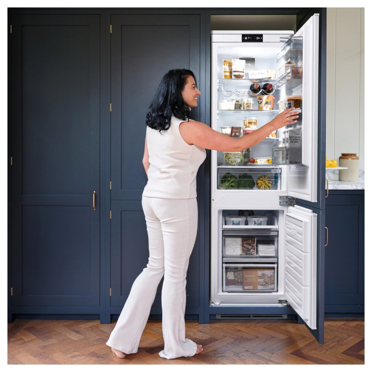 Caple 243 Litre 70/30 Frost Free Integrated Fridge Freezer