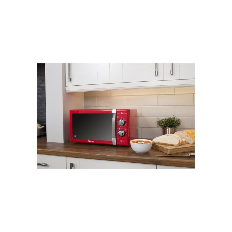 Swan Retro SM22070RN 25L 900W Freestanding Microwave - Red