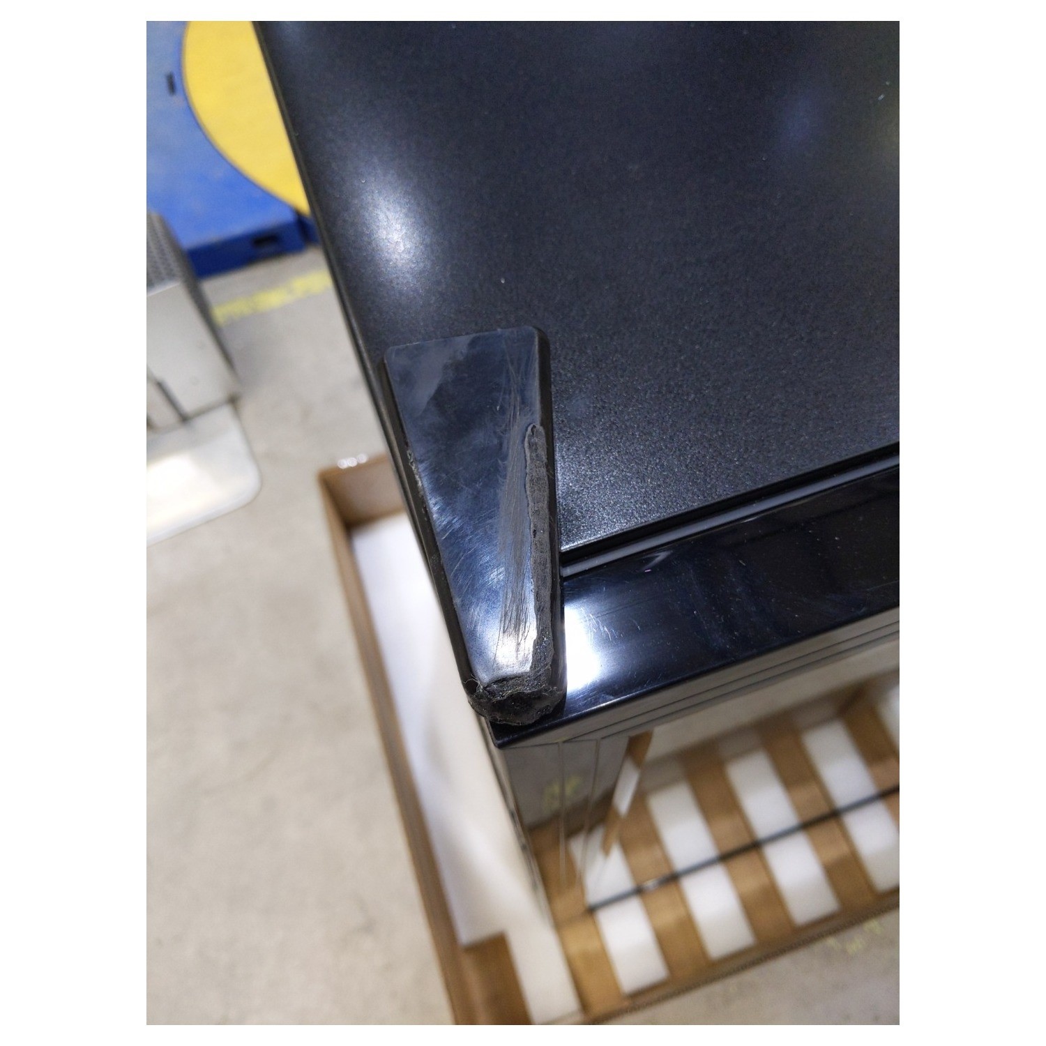 Refurbished Swan SR12030BN Integrated 20 Bottle Single Zone Wine Cooler