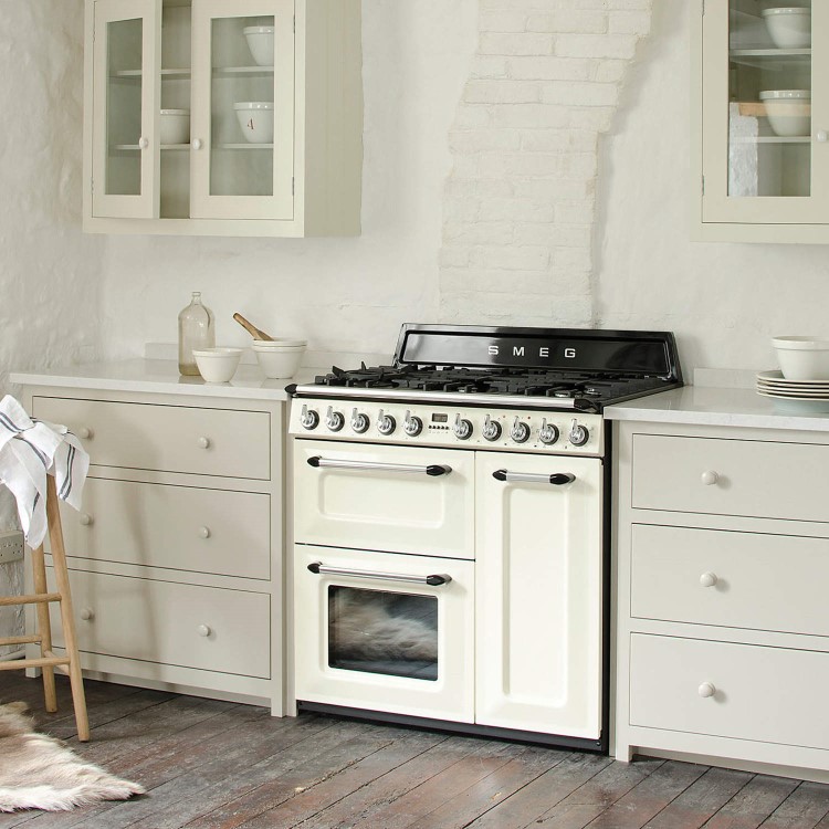 GRADE A2 - Smeg TR93P Victoria Triple Cavity 90cm Wide Dual Fuel Cooker Cream
