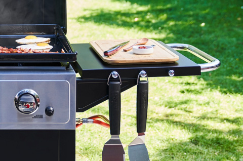 Cast-iron grill grate for superior searing.