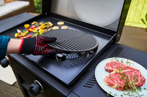 Cast-iron grill grate for superior searing.