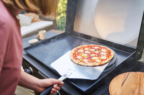 Authentic pizza oven with domed lid.
