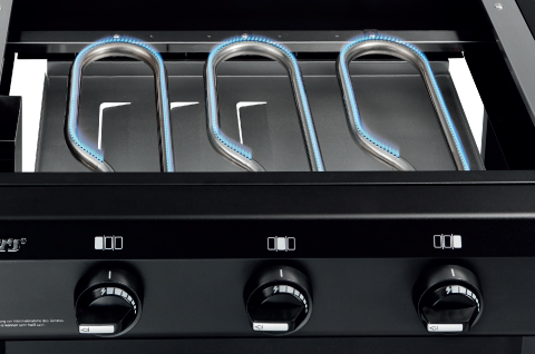 Three continuously adjustable P-shaped stainless-steel burners (3.2 kW).