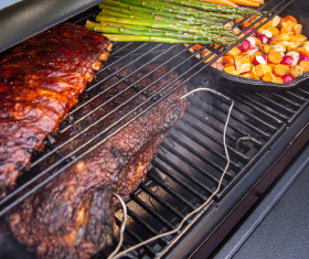2-tier cast-iron cooking grates.