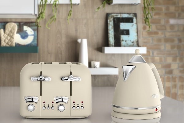 Delonghi Argento Kettle and Toaster Set Cream on a worktop
