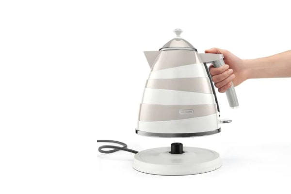 Delonghi Avvolta White Kettle Demonstration - Adjusting settings